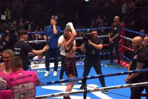 Boxing: Daniella Hemsley flashes crowd after Kingpyn。